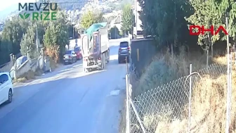 Bursa'da Hafriyat Kamyonu Kontrolden Çıkarak Evin Bahçesine Uçtu, İki Araçta Zarar Gördü