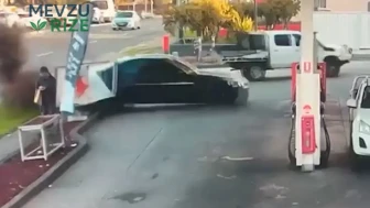 Sydney’de kontrolden çıkan otomobil benzin istasyonuna daldı: Kaldırımdaki yaya kıl payı kurtuldu