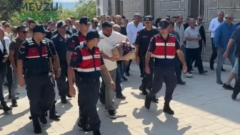 Bir babanın en zor günü: Tutuklu baba üç aylık bebeğini toprağa verdi