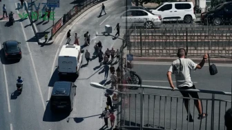 İstanbul'un en işlek bölgesinde şaşırtan görüntü: Güvenlisi dururken zoru seçiyorlar