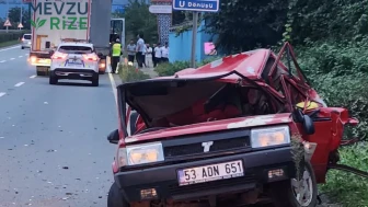Rize'de Dumanlar Yükselen Otomobile TIR Çarptı: Baba, Eşini ve Kızını Saniyeler Önce Araçtan İndirmişti