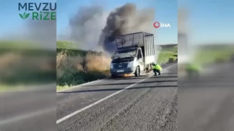 Diyarbakır'da hareket halindeki kamyonet alev alarak tamamen yandı!