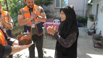 85 yıllık ömründe ilk kez yaşadı! Kapısını çalan ekipleri görünce gözlerine inanamadı