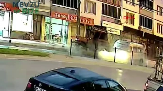 Bursa'da Tarım İşçilerini Taşıyan Minibüs, Traktöre Çarpıp Saplandı!