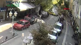 Ehliyetsiz Sürücünün Motosikleti Taksiye Çarptı: Kaza Anı Güvenlik Kamerasında Kaydedildi