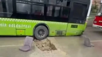Adana'da yağış sonrası yolda çukur oluştu : Belediye otobüsü içine düştü