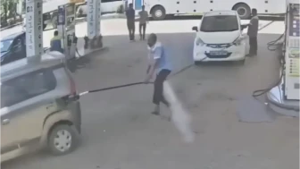 Akaryakıt İstasyonunda Araç Çalışana Çarparak Düşürdü!