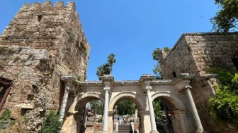 Antalya Kaleiçi, 2 bin yıllık tarihi yaşatıyor