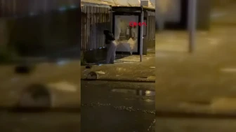 Yerden aldığı kaldırım taşıyla İETT durağının camını kırdı