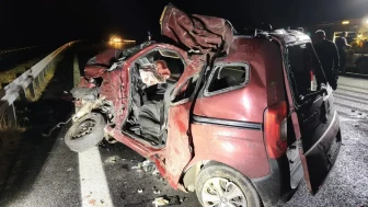 Aydın'da feci kaza ! Tırla çarpışan hafif ticari araçta 3 kişi hayatını kaybetti