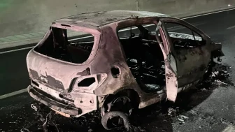 Ayvacık'ta Troya Tüneli'nde Otomobil Yangını: Araç Küller İçinde Kaldı