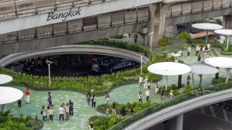 Bangkok’ta yaya üst geçidinde geçici yeşil alan: Hop Park