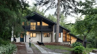 Belfountain House, 1970’lerin dağ evini yamaca yayılan bir konuta dönüştürüyor