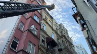 Beyoğlu'nda 6 katlı restoranda yangın çıktı : Ekipler çatıdan müdahale etti