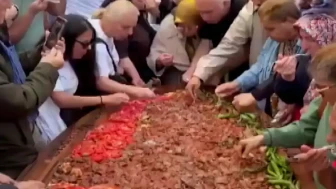 Bursa'da 3 metrelik tepside 50 kilo etli İskender kebabı 700 kişi yedi