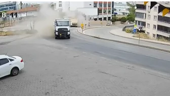 Bursa'da direksiyon hakimiyetini kaybeden iki hafriyat kamyonu çarpıştı