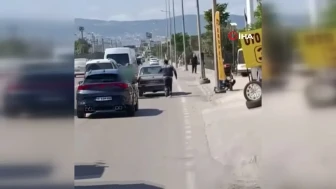 Bursa'da arızalanan otomobilin yardımına vatandaşlar ve motokurye yetişti: İlginç anlar kamerada