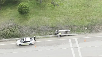 Bursa'da yağış nedeniyle otomobil yan yattı : Yaralanan olmadı