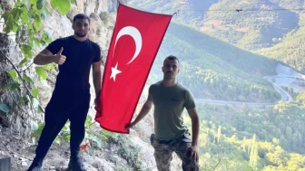 Bursalı gençlerden örnek hareket: Zorlu tırmanışla mağaradaki bayrağı yenilediler
