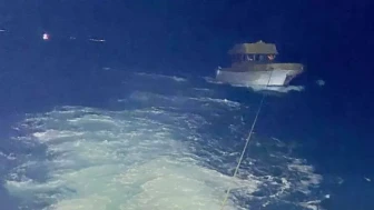 Çanakkale Boğazı'nda Sürüklendiği Anlaşılan Tekne Kurtarıldı: Üç Kişi Sağ Salim Kurtarıldı