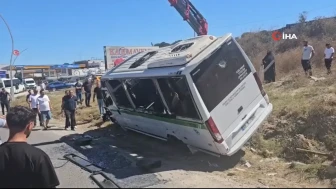 Çerkezköy'de Kontrolden Çıkan Minibüs Direğe Çarparak Kaza Yaptı