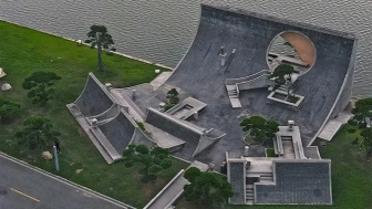 Hangzhou Körfezi’nde dalgalardan oluşan bir açık hava tiyatrosu