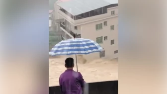 Çin'de sel sularına kapılan üç katlı binanın yıkıldığı anlar kamerada