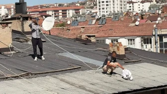 Elazığ'da Çatı Tamirine Çıkan İşçilerin Güvenlik Önlemleri Dikkat Çekti!