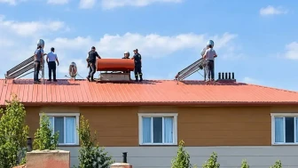 Erzincan'da çatıya çıkan kişi ekiplerin ikna çalışmasıyla indirildi