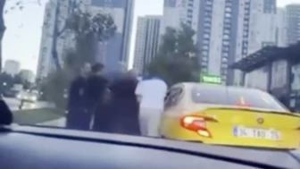 Esenyurt'ta Trafik Tartışması: Taksiciye Saldıran Sürücü Güvenlik Kamerasında!