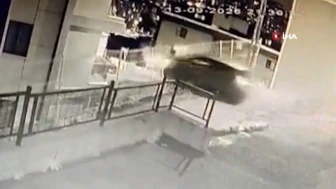 Eyüpsultan'da araç, üçüncü kattan bahçeye düşerken kameraya yansıdı!
