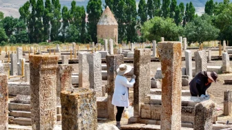 "Gevaş Selçuklu Mezarlığı'nda Yeni Taş Ustası İzleri Keşfedildi"