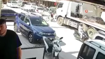 Kamyonun kör noktasında kalan çocuk saniyelerle kurtuldu: O anlar kamerada
