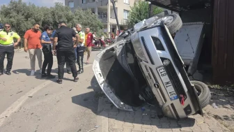 Hatay'da feci kaza : Takla atan otomobil trafoya çarparak durdu, 4 kişi yaralandı