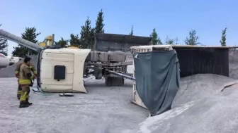 Hatay'da Kum Yüklü Kamyonun Devrilmesi Sonucu Sürücü Yaralandı