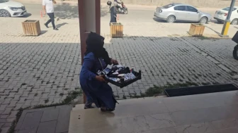 Hatay'da polis memurları arızalanan otomobili cadde ortasında tek başlarına ittiler