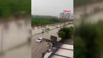 Hatay'da şiddetli sağanak: Vatandaşlar araçlarında mahsur kaldı