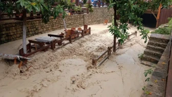 Hatay'da Şiddetli Yağışların Ardından Dere Taşarak Çay Bahçesini Su Altında Bıraktı