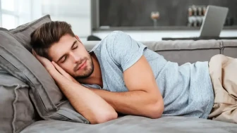 **Gece Işığında Uyumanın Kalp Sağlığına Zararları: Uzmanlar Uyarıyor!**