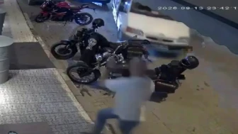 Isparta'da kamyonet ortalığı birbirine kattı: Temizlik yapan esnaf son anda kurtuldu