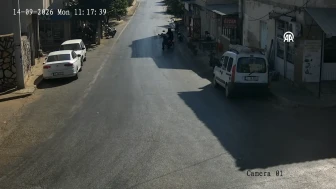 İzmir’de Motosiklet Yaya ile Çarpıştı: Ödemiş'te Kaza Anları Kayıtlara Ge geçti