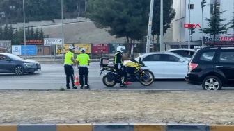 Karabük'te yolun karşısına geçmeye çalışan yayaya böyle araba çarptı