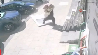 Karaman'da Yürüyüş Yapan Kadının Üzerine PVC Kapı Düşerek Yaralanmasına Neden Oldu