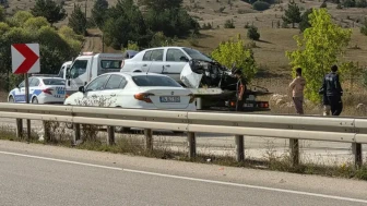 Kastamonu'da otomobil, elektrik direğine çarptı: İki kişi yaralandı