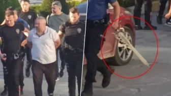Belediye binasının önünde akılalmaz hareket! Bir elinde kılıç diğerinde silahla kapıya dayandı: Sebebi duyanlar şaşkına döndü