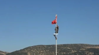 Yürek ısıtan hareket: Kilis'te dolanan bayrağı düzeltmek için ayakkabılarını çıkarıp direğe tırmandı