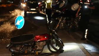 Kırıkkale’de motosiklet kazası! Trafik levhasına çarpıp devrildi: Biri ağır iki yaralı