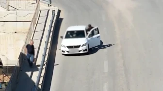 Polisi görünce direksiyonda yer değiştirdiler ama dron kamerasından kaçamadılar
