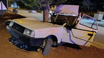 Konya'da feci kaza : TOFAŞ ağaca çarptı, 1'i ağır 2 yaralı