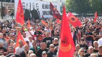 Kosova'nın başkenti Priştine'de UÇK komutanlarının cezalarına tepki gösterildi